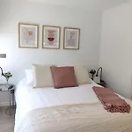 Chic Studio In Vibrant Nunoa